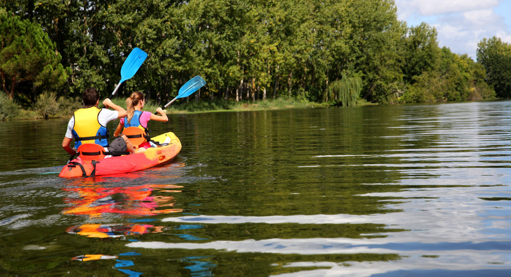 two people kayaking in Shenandoah Valley